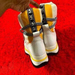 It’s giving snowboarding boots